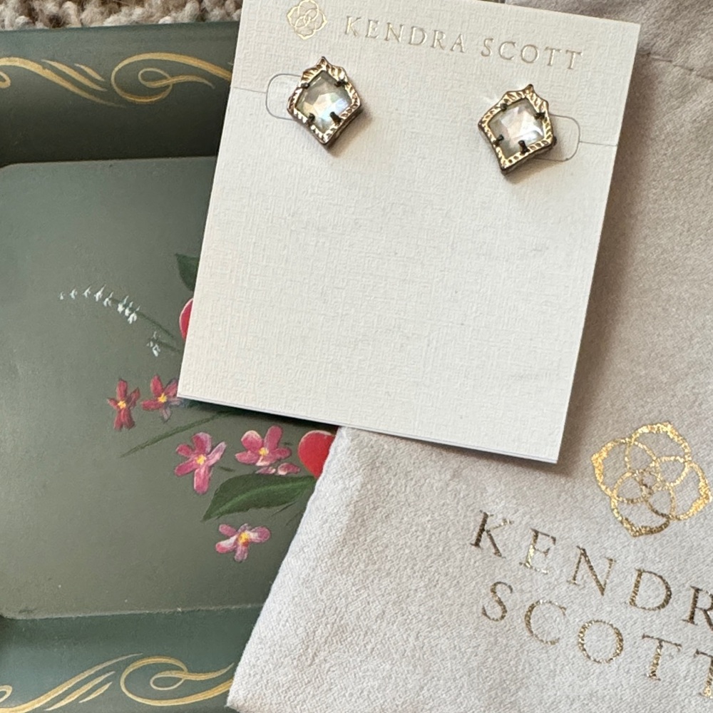 🛍️Kendra Scott Silver and White Mother of Pearl Stud Earrings🛍️